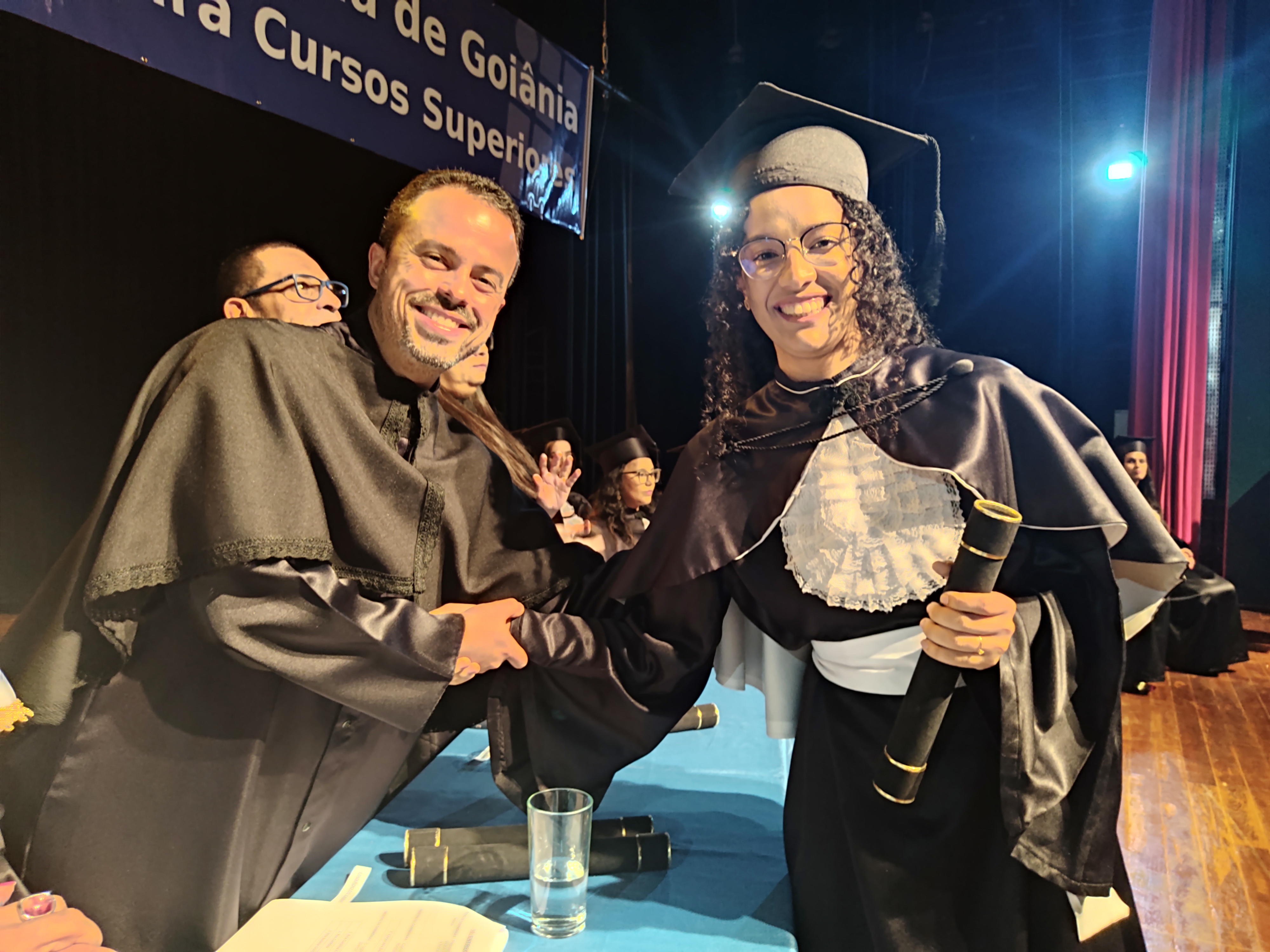 Diretor-geral do Câmpus Aparecida de Goiânia do IFG, professor Eduardo de Carvalho Rezende, com a formanda Rita Isabela, do curso de Licenciatura em Dança. (Na imagem da chamada da matéria no site, a foto é da reitora do IFG, professora Oneida Cristina Gomes Barcelos Irigon, com a formanda Cássia Divino Santos, do curso de Pedagogia Bilíngue) Diretor-geral do Câmpus Aparecida de Goiânia do IFG, professor Eduardo de Carvalho Rezende, com a formanda Rita Isabela, do curso de Licenciatura em Dança. (Na imagem da chamada da matéria no site, a foto é da reitora do IFG, professora Oneida Cristina Gomes Barcelos Irigon, com a formanda Cássia Divino Santos, do curso de Pedagogia Bilíngue)